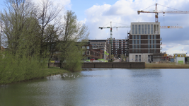 902204 Gezicht over de Jan Wolkerssingel in de wijk Leidsche Rijn te Utrecht op verschillende bouwprojecten rond ...